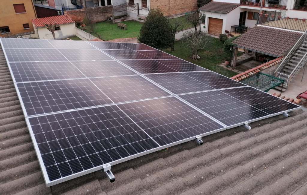 Instal·lació de plaques solars coberta habitatge
