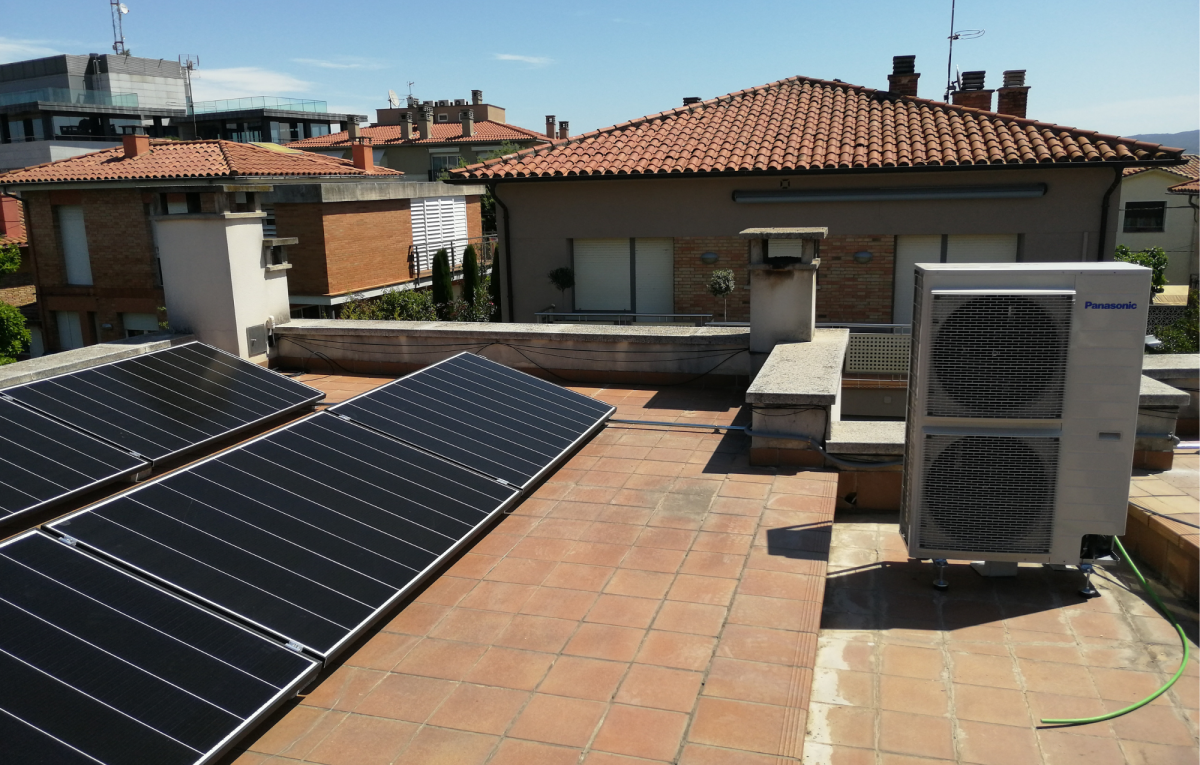 Plaques solars coberta plana habitatge a Vic