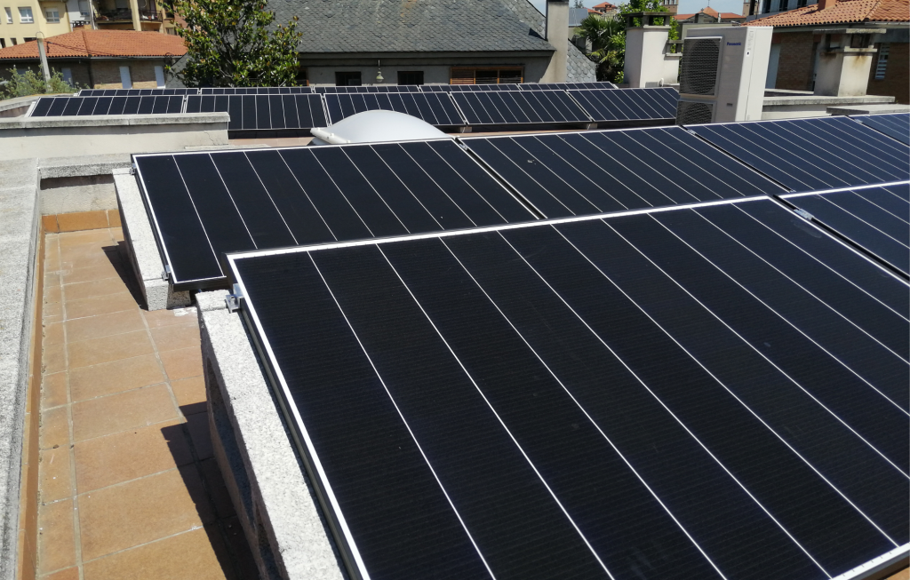Instal·lació plaques solars cuberta plana habitatge a Vic