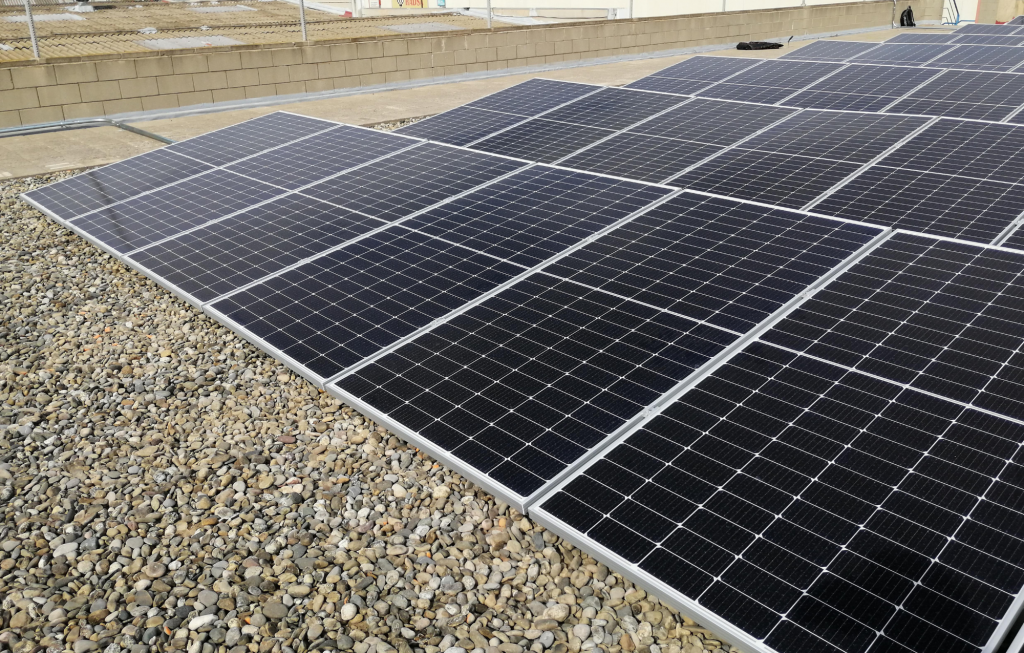 Panells solars instal·lació fotovoltaica coberta plana