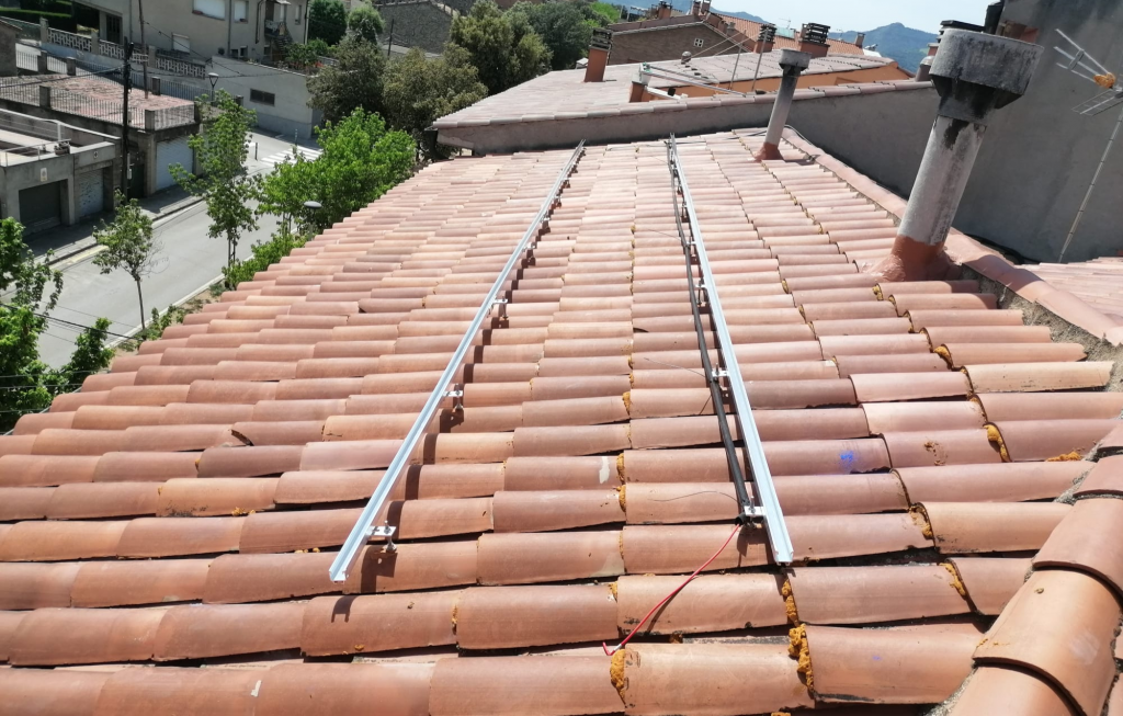 Instal·lació de plaques solars a un habitatge de Manlleu