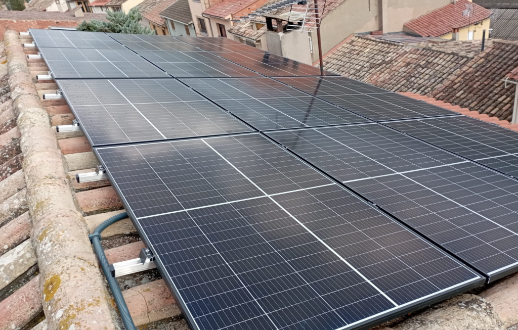 Instal·lació de plaques solars a la coberta d'un habitatge a Centelles