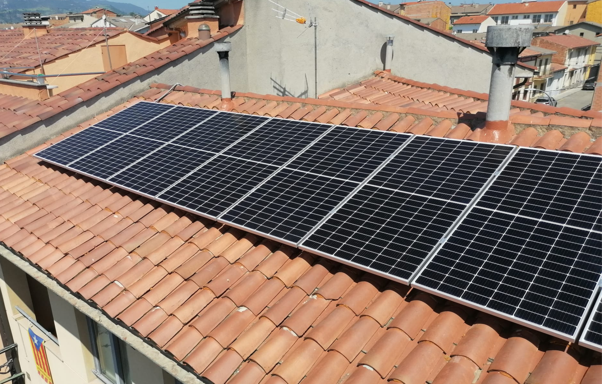 Instal·lació de plaques solars a un habitatge de Manlleu