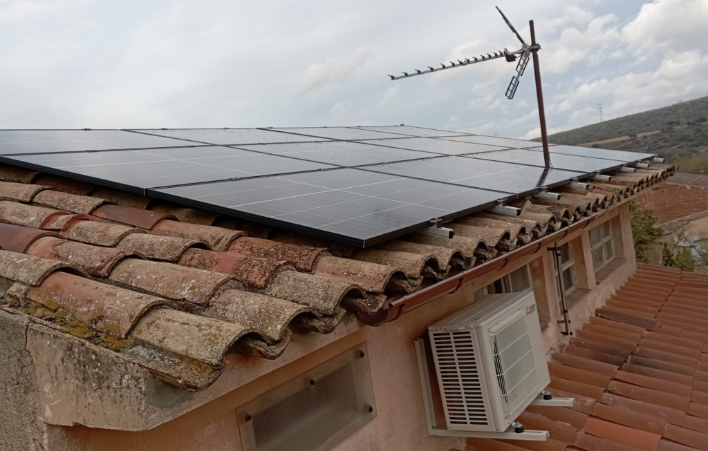 Instal·lació de plaques solars habitatge residencial Centelles