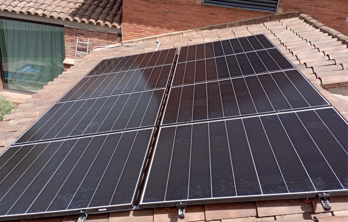 Instal·lació de plaques solars i aerotèrmia a Osona
