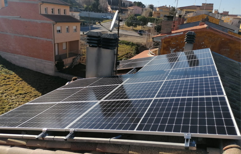 Instal·lació de plaques solars a Calldetenes
