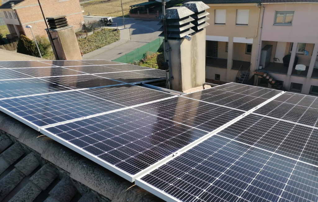 Instal·lacoió de plaques solars a Calldetenes