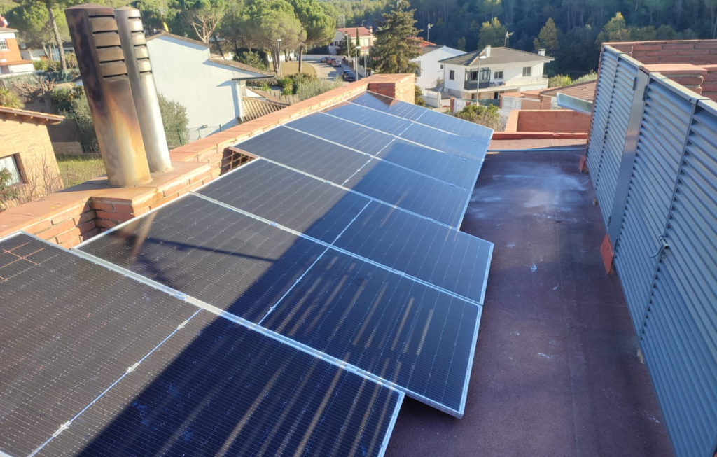 Instal·lació plaques solars habitatge Baix Llobregat