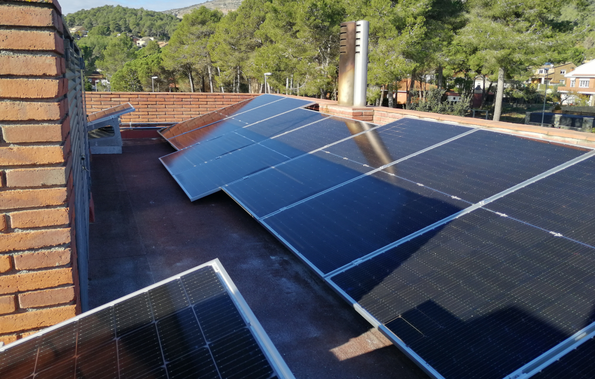 Instal·lació plaques solars habitatge Baix LLobregat