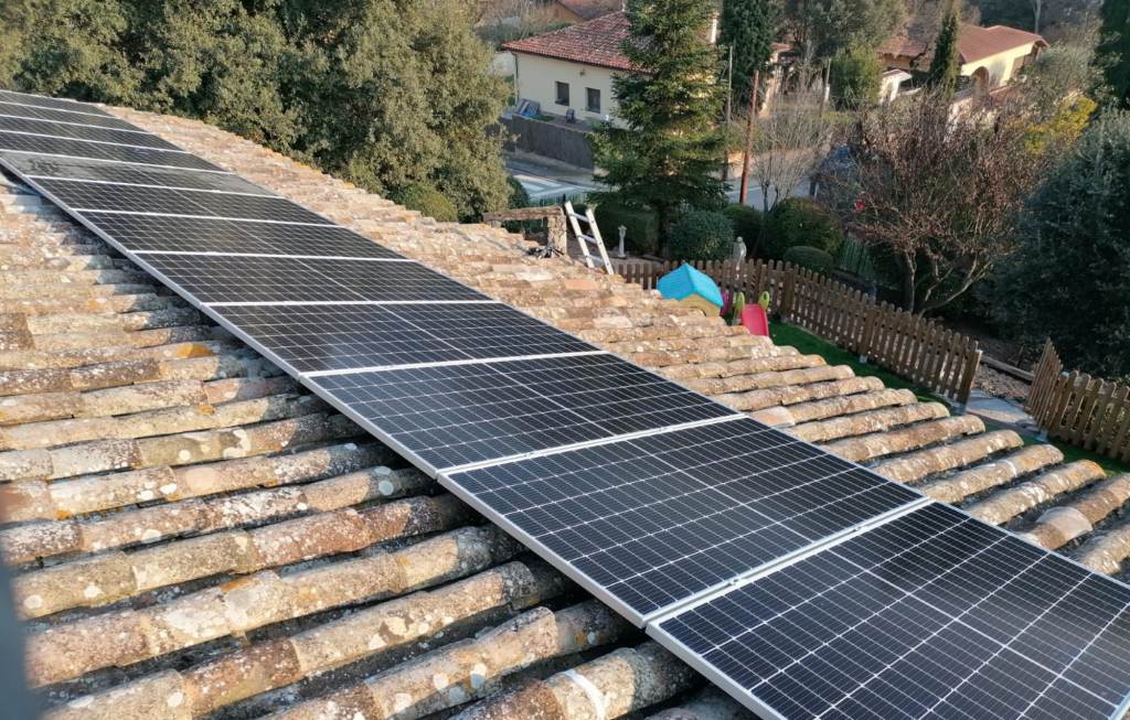 Instal·lació plaques solars habitatge Aiguafreda