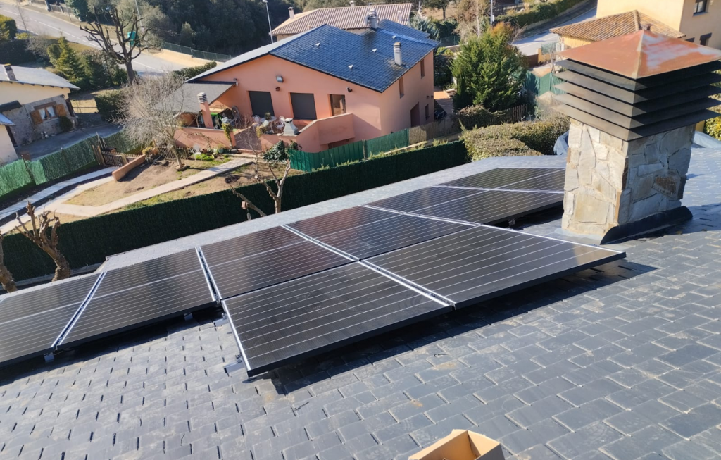 Instal·lació de plaques solars a un habitatge de Seva