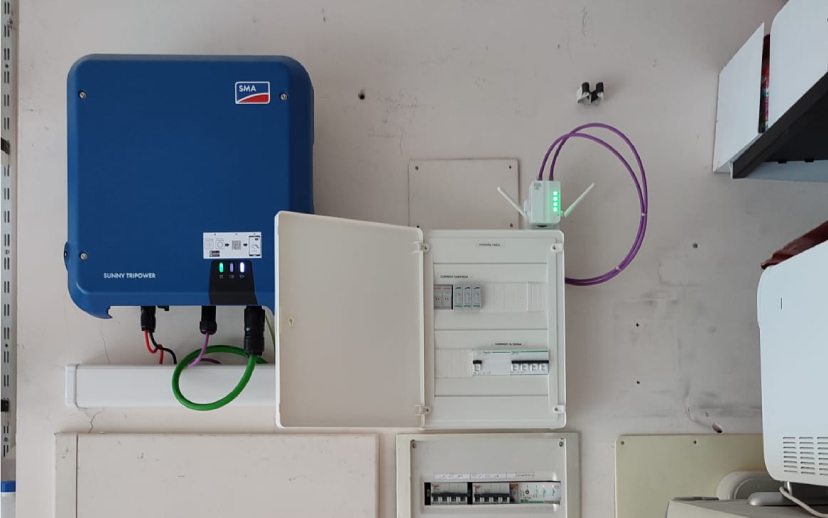 Instal·lació de plaques solars a una habitatge de Tona (Osona)