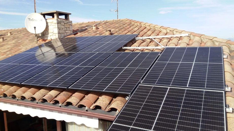 Instal·lació de plaques solars a una habitatge de Tona (Osona)