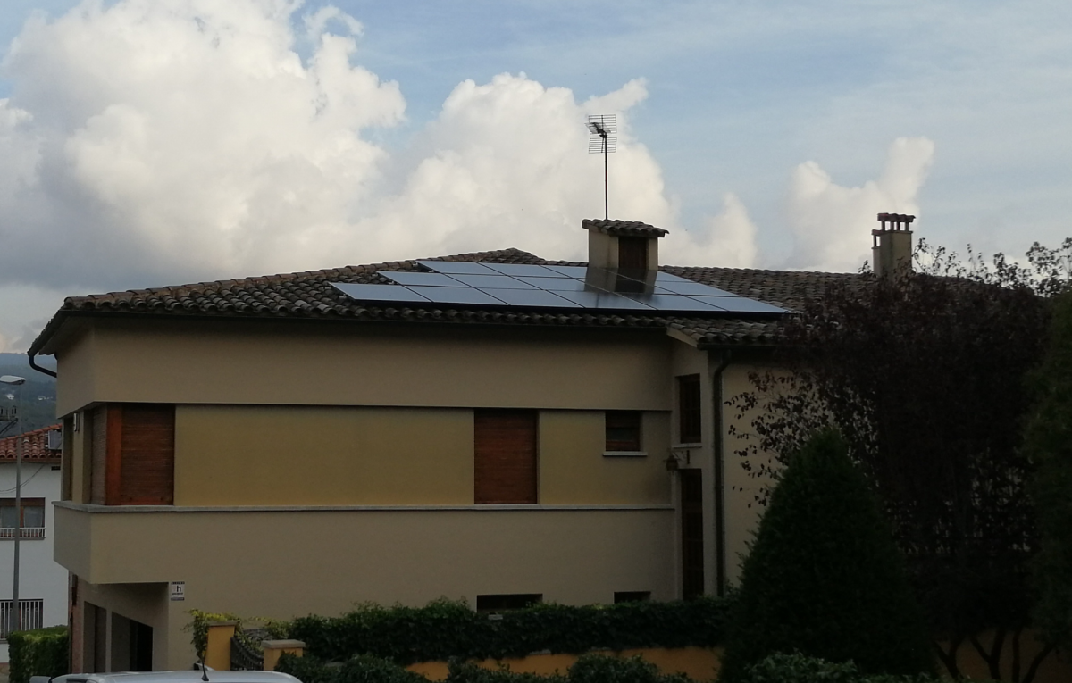Instal·lació de plaques solars habitatge a Centelles