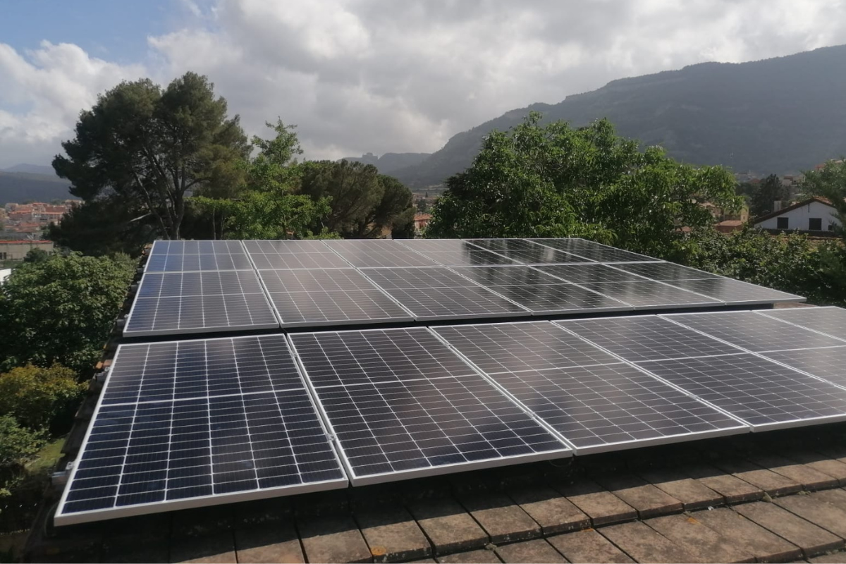 Plaues solars coberta habitatge instal·lació fotovoltaica Centelles