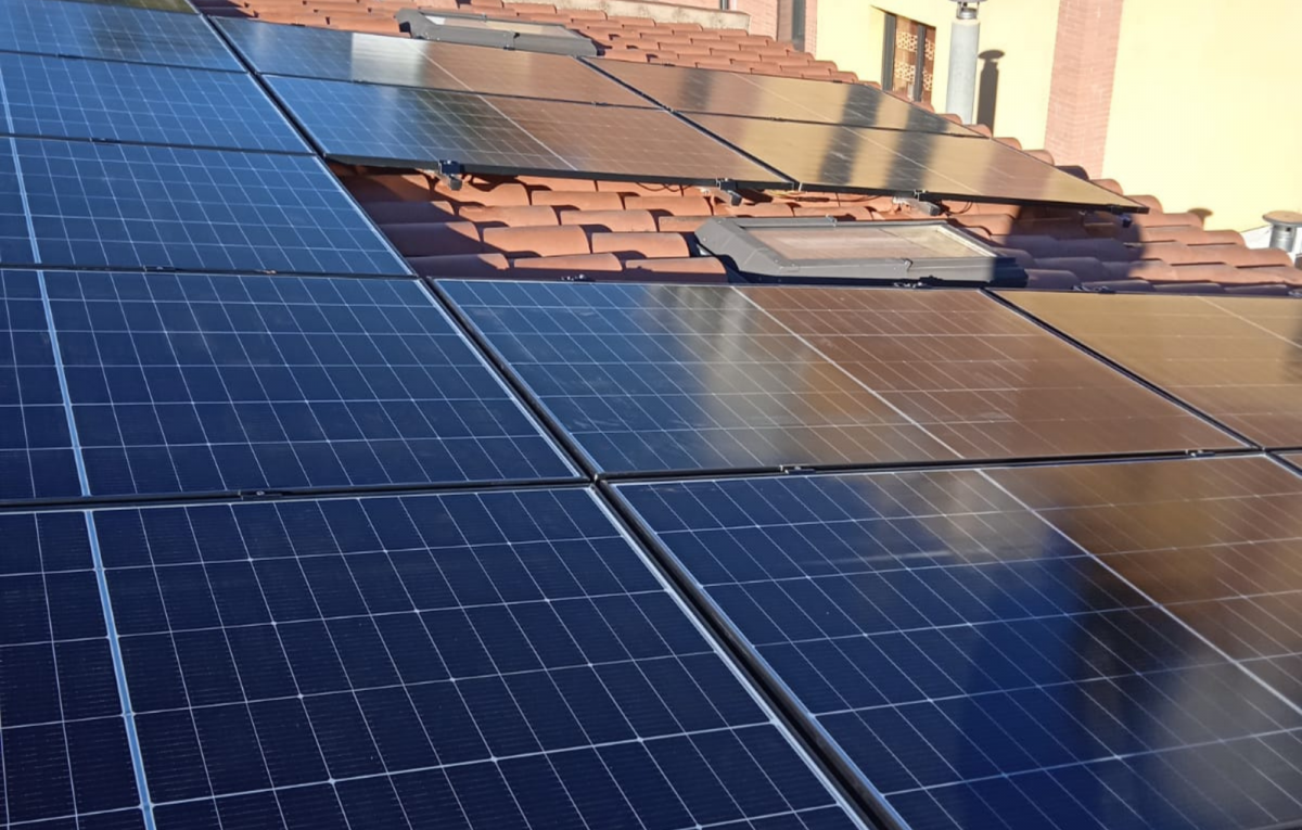 Instal·lació de plaques solars a la coberta d'un habitatge a l'Alt Empordà