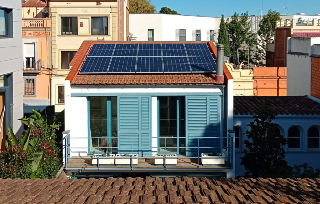 Instal·lacio fotovoltaica a la coberta d'un habitatge unifamiliar a Barcelona